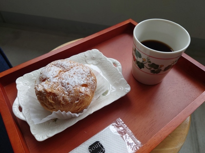 休憩で頂いた北菓楼のシュークリームとコーヒー。ごちそうさまでした。