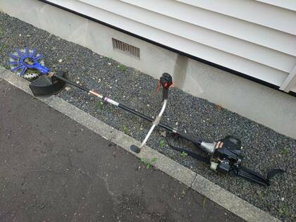 【便利屋事例】草刈り中、ハチに襲われました