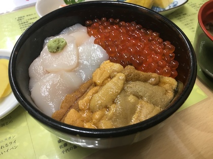ぜいたくな三食丼をどうぞ