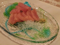 夕食で頂いたカジキマグロの御造り。琉球ガラスの食器も綺麗でした