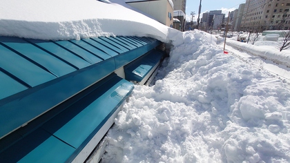 【作業事例】札幌二条市場の飲食店からのご依頼：アーケード屋根の雪かき